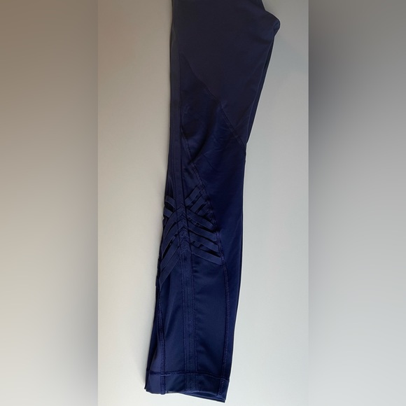 Lululemon Minimalist Tight (Full-On Luxtreme) - Picture 3 of 6